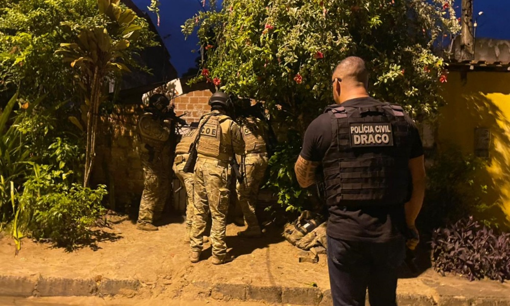 Operação policial prende oito integrantes de grupo acusado de homicídios e tráfico em Dias d’Ávila