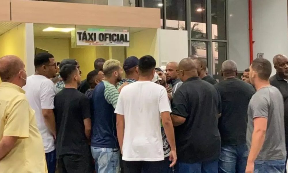 Torcedores do Fluminense brigam com seguranças do clube em aeroporto