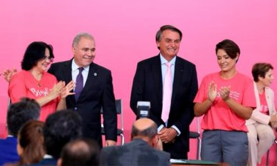 Bolsonaro assina decreto para distribuição gratuita de absorventes