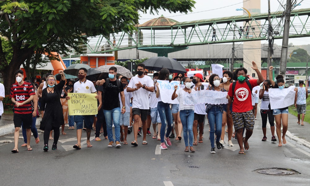 Em manifestação, estudantes pedem retorno do transporte universitário e relatam dificuldades para chegar às faculdades