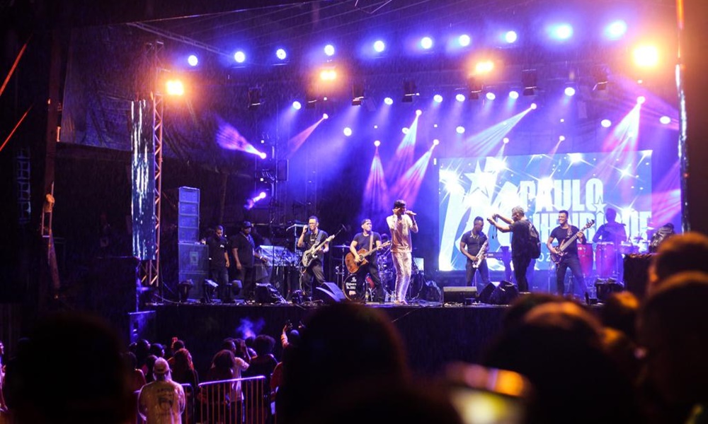 Animação do público supera chuva durante shows de Thiago Aquino e Unha Pintada em Camaçari