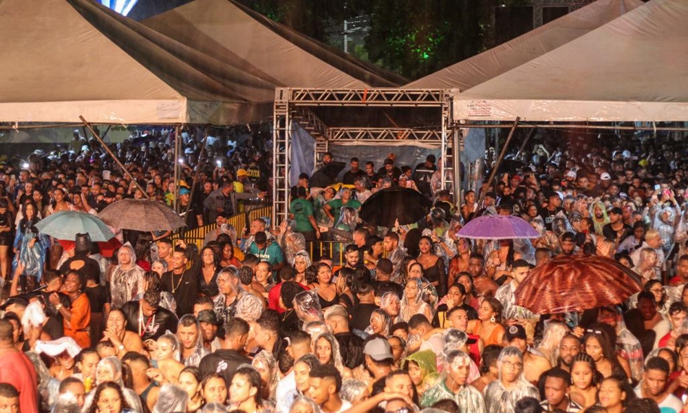 Animação do público supera chuva durante shows de Thiago Aquino e Unha Pintada em Camaçari
