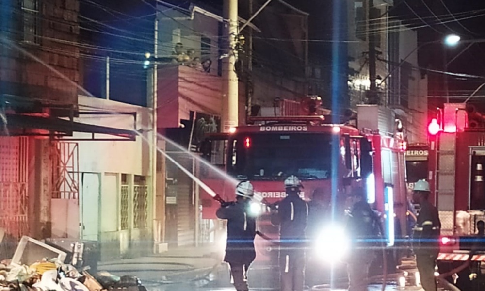 Incêndio na Nova Vitória deixa 300 pessoas sem energia; casas tiveram que ser evacuadas