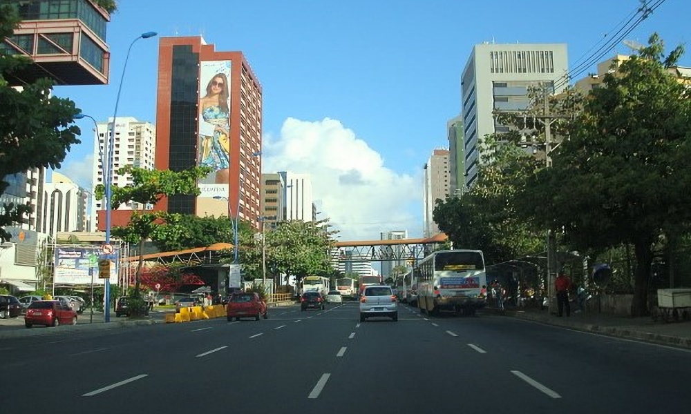 Linhas de ônibus têm roteiro modificado na Avenida Tancredo Neves