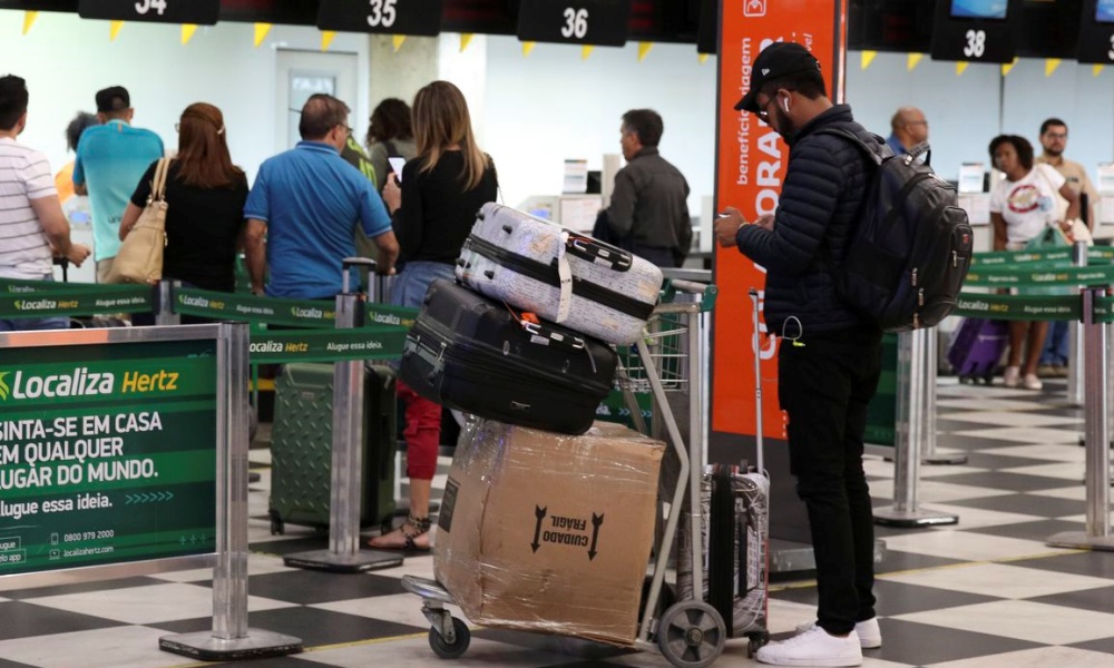 Deputados aprovam emenda que restabelece despacho gratuito de bagagem em voos