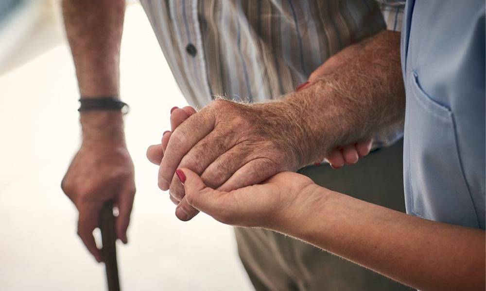 Com aumento da longevidade, cuidador de idoso é a profissão que mais cresce no país