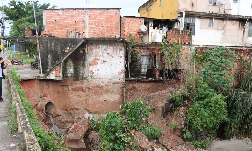 Prédio na Avenida Rio Camaçari tem estrutura levada por correnteza e será demolido