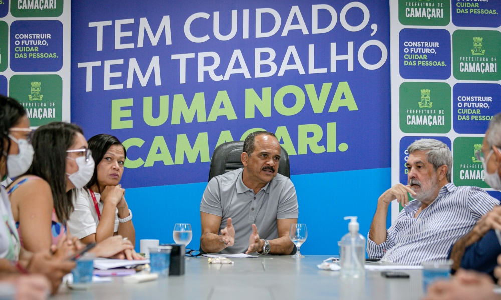 Elinaldo confirma pagamento de piso salarial nacional a todos os professores da rede municipal