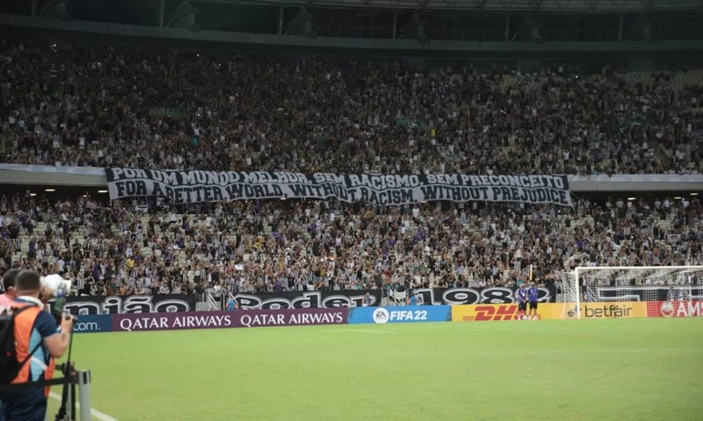 Em apoio a clubes brasileiros, torcida do Ceará exibe faixa de combate ao racismo no futebol em jogo contra La Guaira