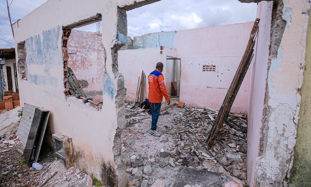 Após chamado de morador, Defesa Civil realiza demolição de casa no Phoc I