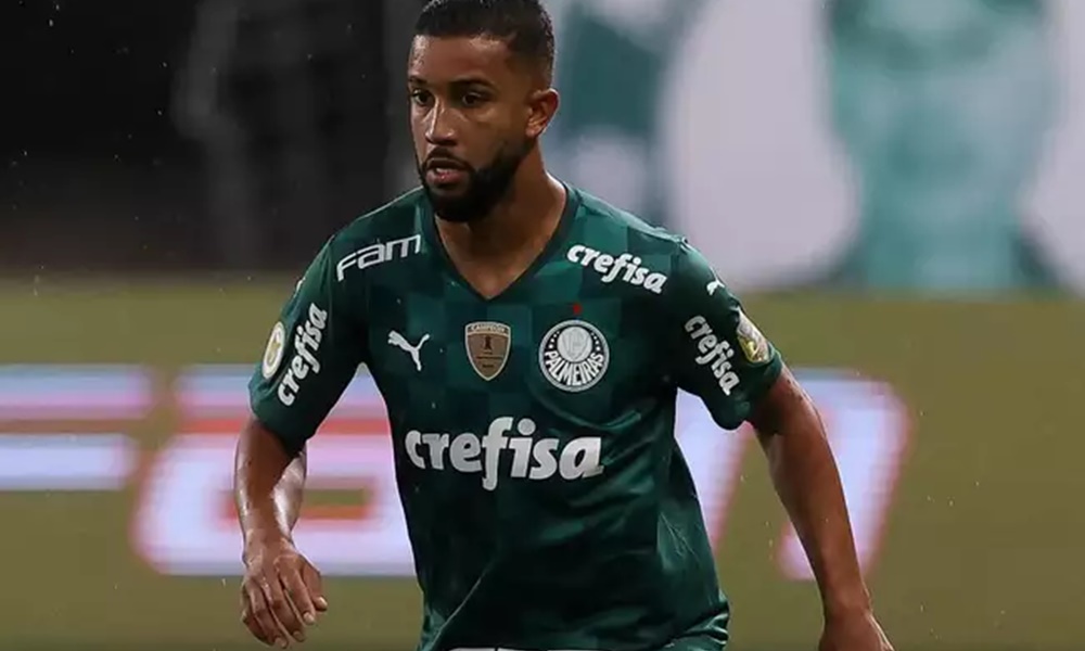 Lateral-esquerdo do Palmeiras tem vidro do carrro danificado, sofre ameaças e clube repudia ataque