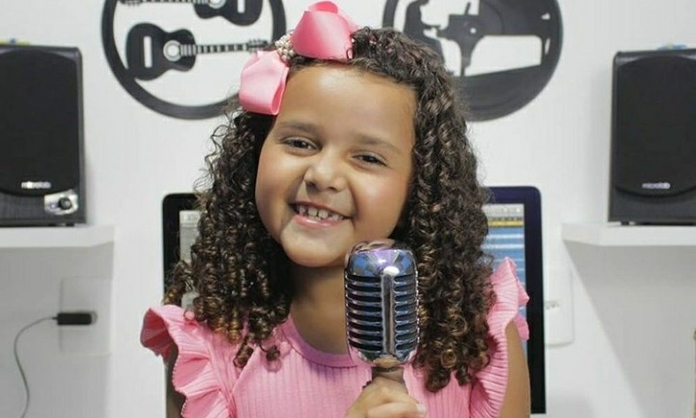 Conheça Karin Barros, representante de Camaçari no The Voice Brasil Kids