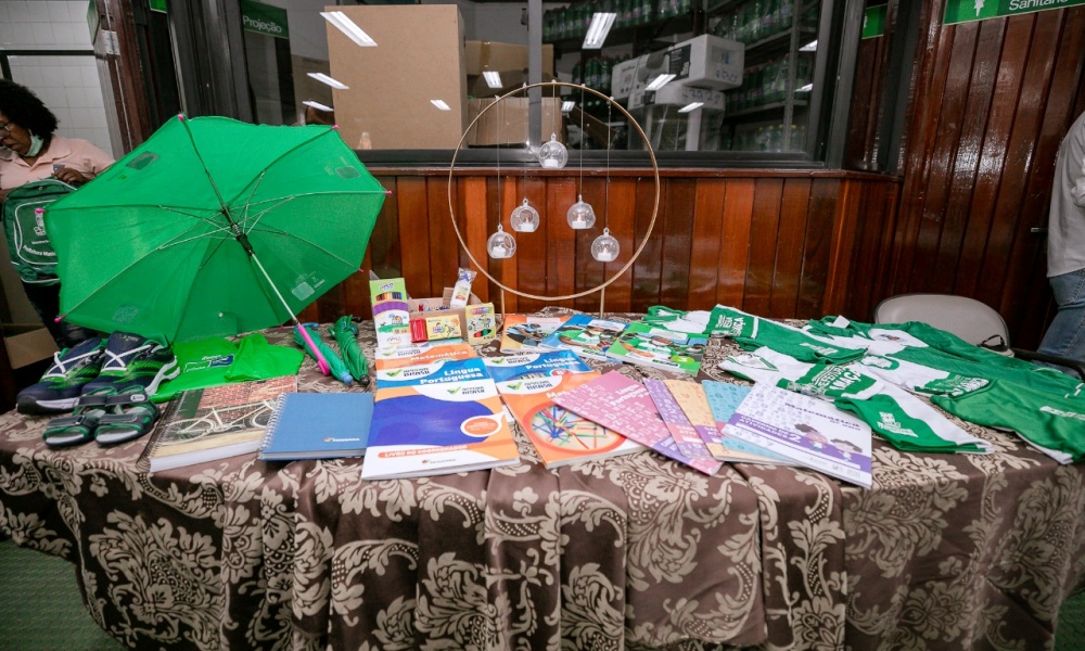 Em Fórum de Estudantes, Prefeitura de Camaçari entrega livros, fardamento, kits e notebooks