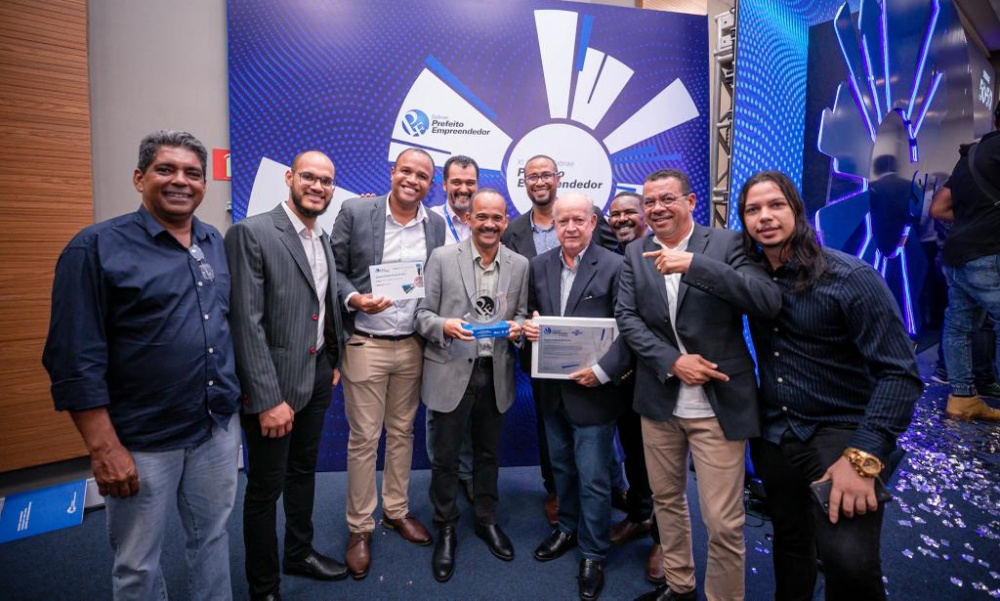 Elinaldo recebe Prêmio Sebrae Prefeito Empreendedor pelo projeto Hub de Negócios