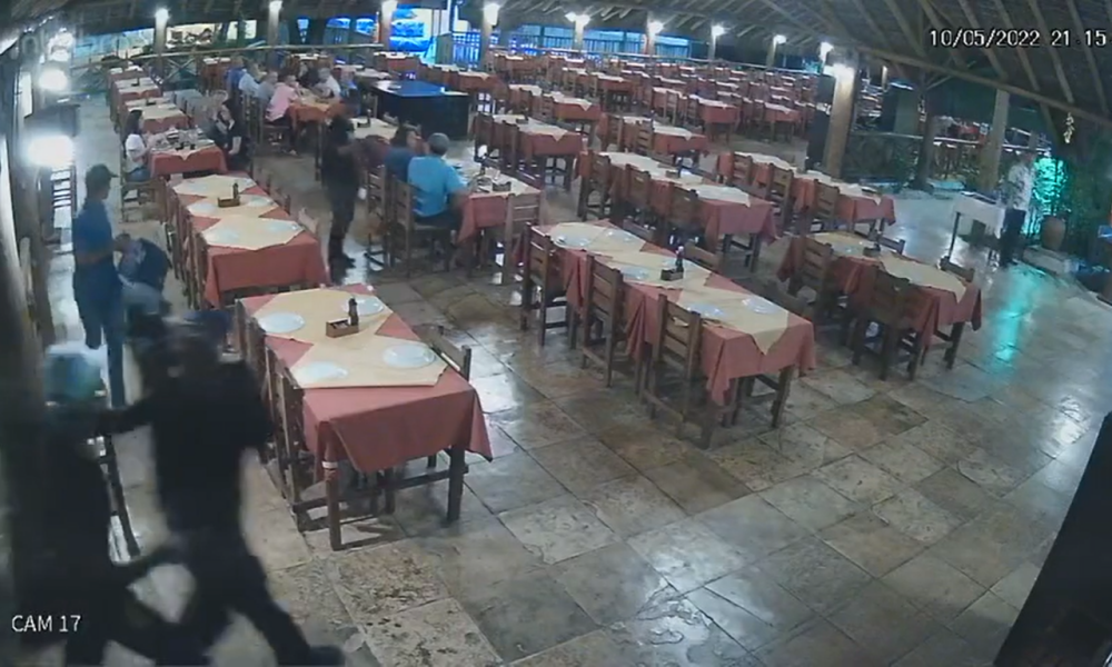 Vídeo: trio invade restaurante em Lauro de Freitas, rouba clientes e agride mulher
