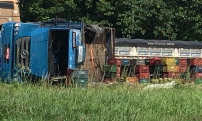 Caminhão com carga de laranjas e coco tomba próximo à rotatória do Posto Trevo