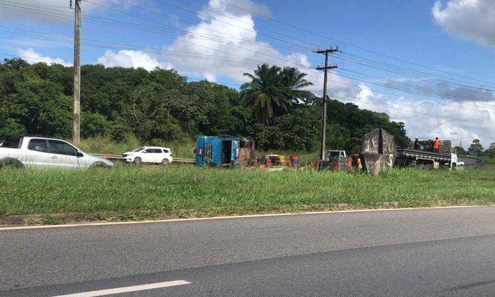 Três feridos são socorridos pela Bahia Norte após tombamento de caminhão na Via Parafuso