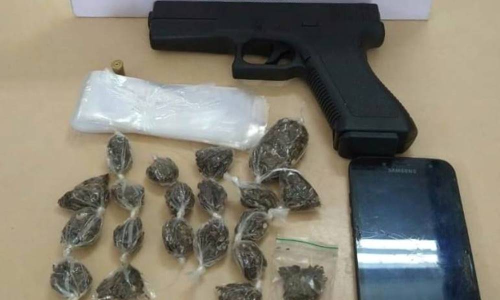 Polícia apreende drogas e simulacro de pistola com jovem menor de idade no bairro do Bosque