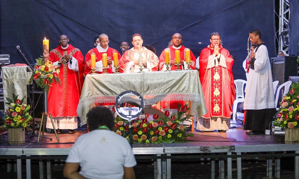 Ao lado de centenas de fiéis, Elinaldo participa da Festa de Pentecostes em Abrantes