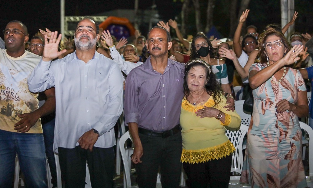 Ao lado de centenas de fiéis, Elinaldo participa da Festa de Pentecostes em Abrantes