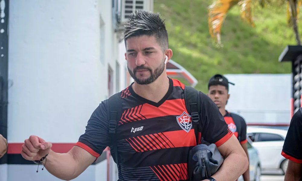 Guilherme Queiroz rescinde contrato com o Vitória