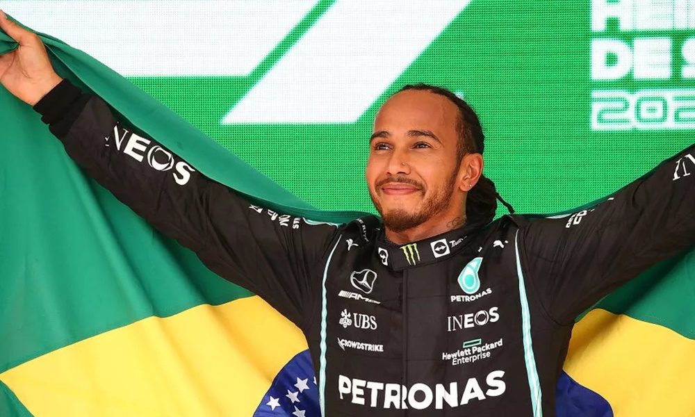 Lewis Hamilton rebate Nelson Piquet e responde fala racista do brasileiro em português