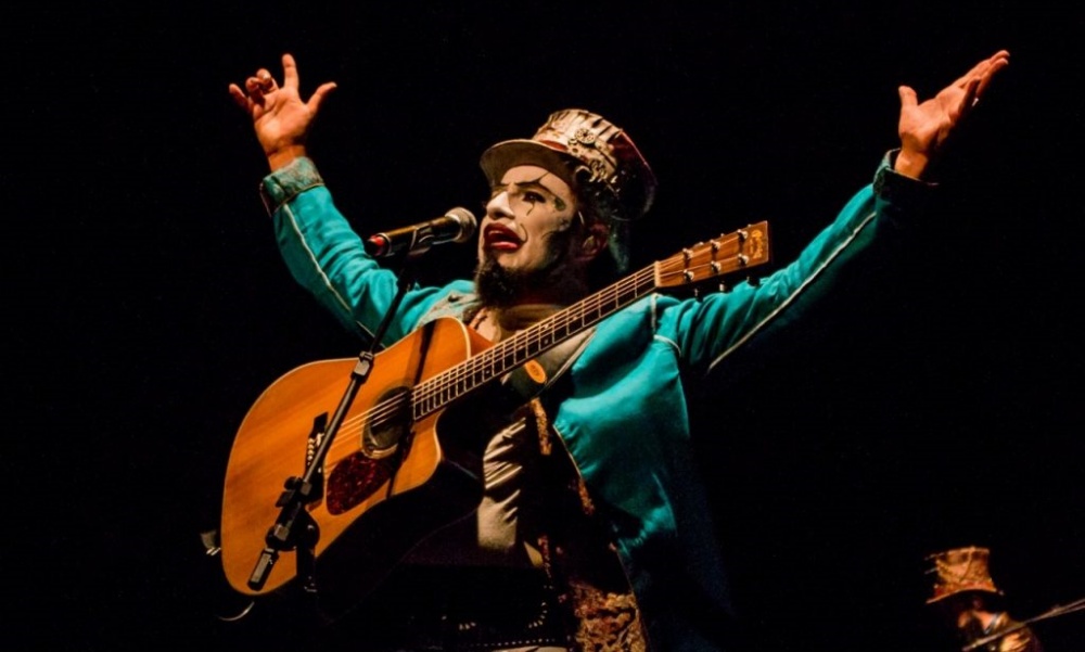Depois de cinco anos, O Teatro Mágico apresenta show inédito em Salvador neste domingo