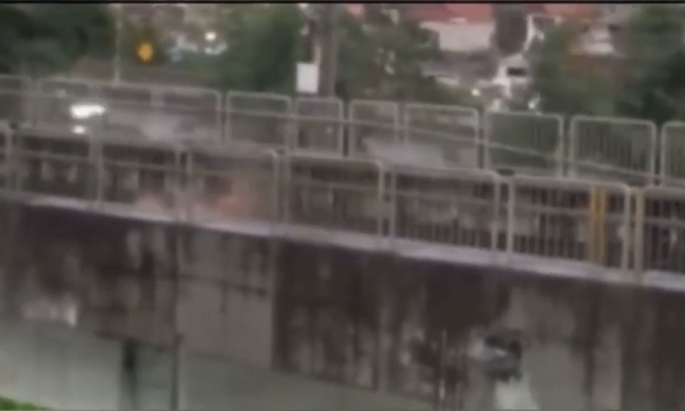 Vídeo: explosões são registradas em trilho do metrô na região da Estação Pirajá e assustam passageiros