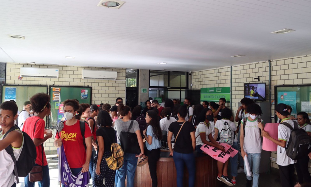 Em manifestação, estudantes reivindicam melhorias no transporte público de Camaçari