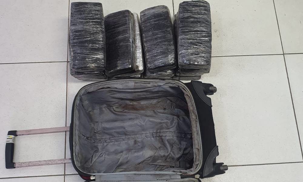 Foragida da Justiça por tráfico de drogas é flagrada com 14 tabletes de maconha