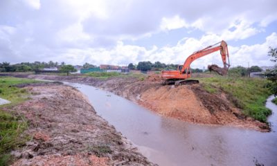 Jardim Limoeiro recebe ação de limpeza de canais na Estrada 25