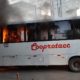 Vídeo: ônibus da Cooastac pega fogo no Jardim Limoeiro