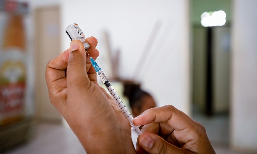 Vacinação contra Covid-19 continua para todos os públicos nesta terça-feira em Camaçari