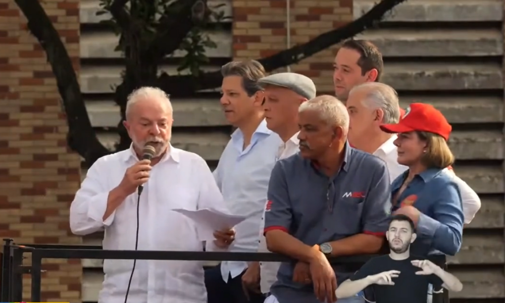 Lula faz primeiro ato de campanha em porta de fábrica no ABC paulista