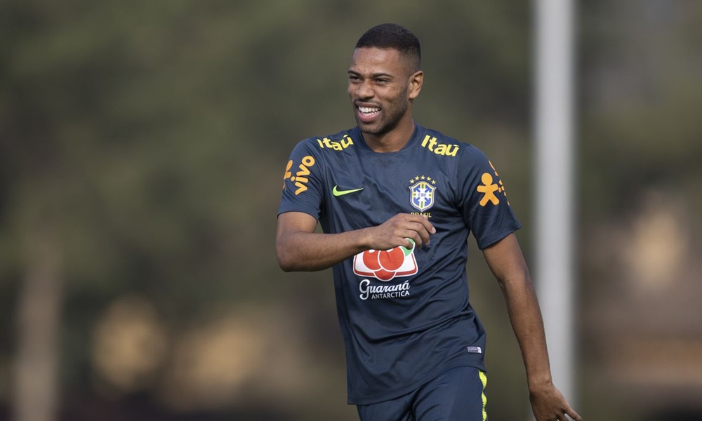 Renan Lodi é convocado para amistosos da Seleção Brasileira