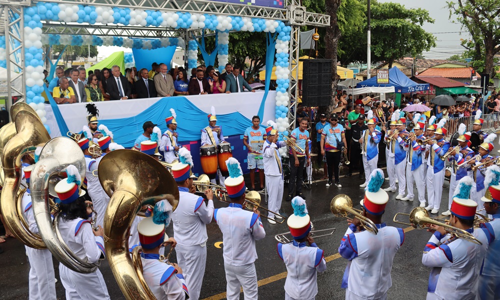 Mesmo em clima de chuva, desfile cívico de Vila de Abrantes é marcado por animação e alegria
