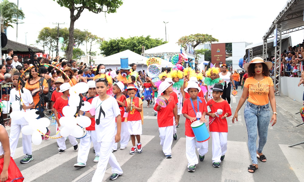Mesmo em clima de chuva, desfile cívico de Vila de Abrantes é marcado por animação e alegria