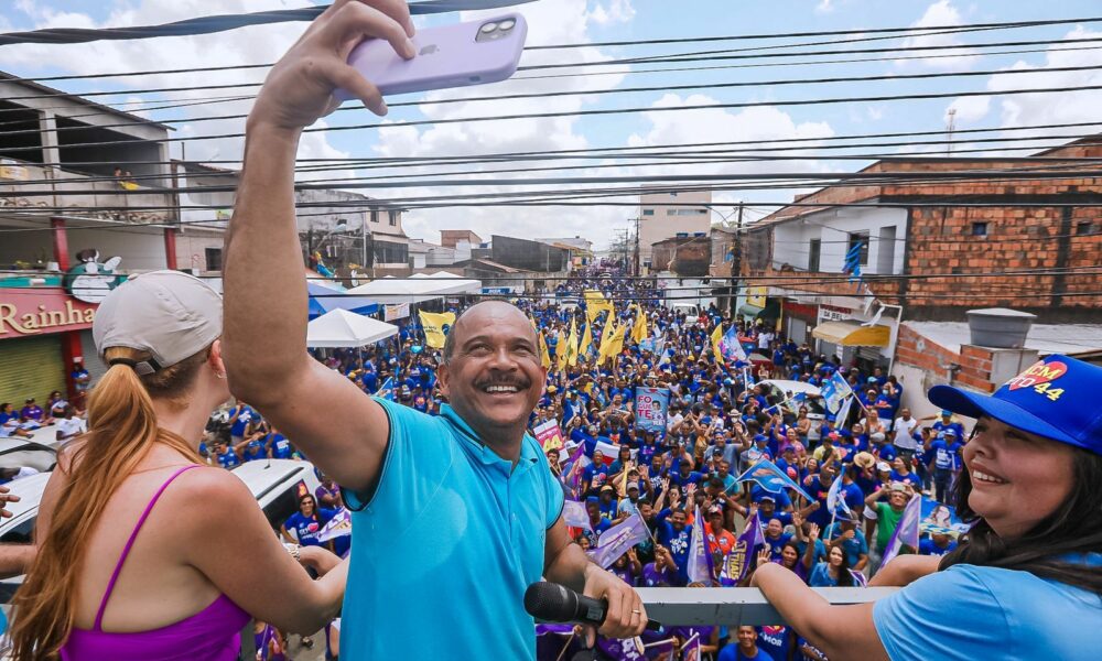 Fenômeno eleitoral, Elinaldo reúne multidão no Dois de Julho e Piaçaveira