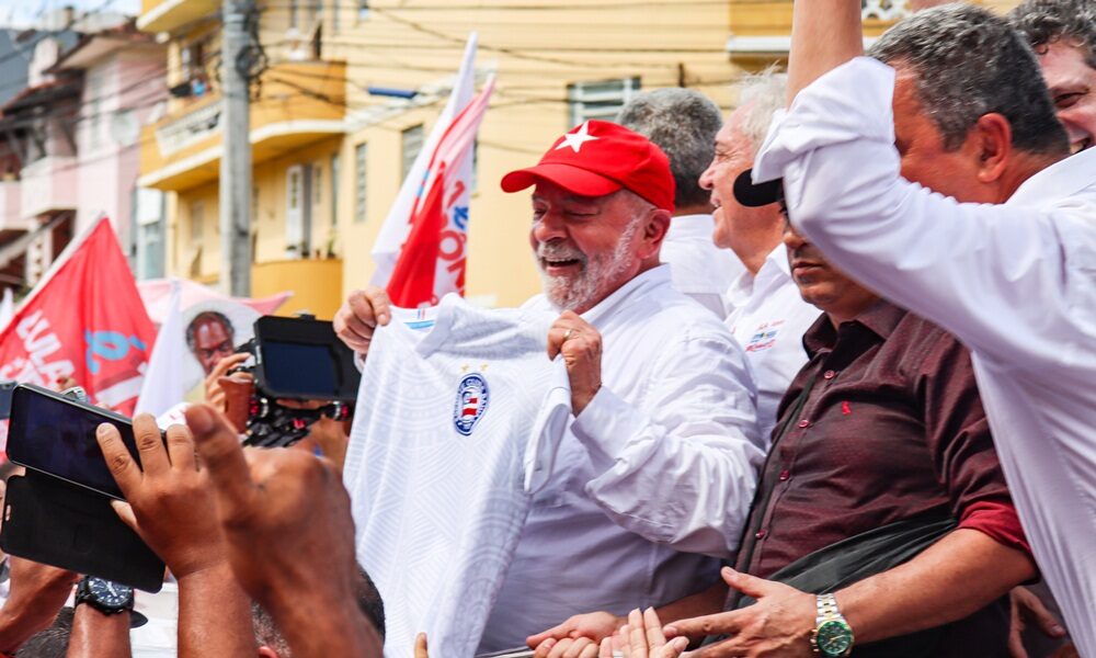 A dois dias da eleição, Lula faz caminhada em Salvador com Jerônimo e arrasta multidão