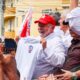 A dois dias da eleição, Lula faz caminhada em Salvador com Jerônimo e arrasta multidão