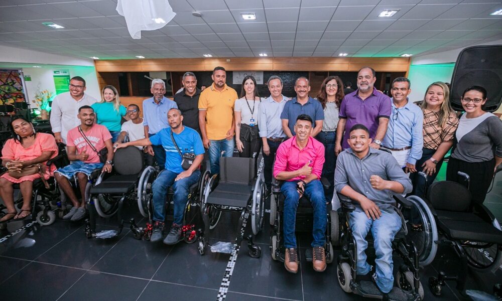 Elinaldo entrega cadeiras de rodas para usuários cadastrados no CER II