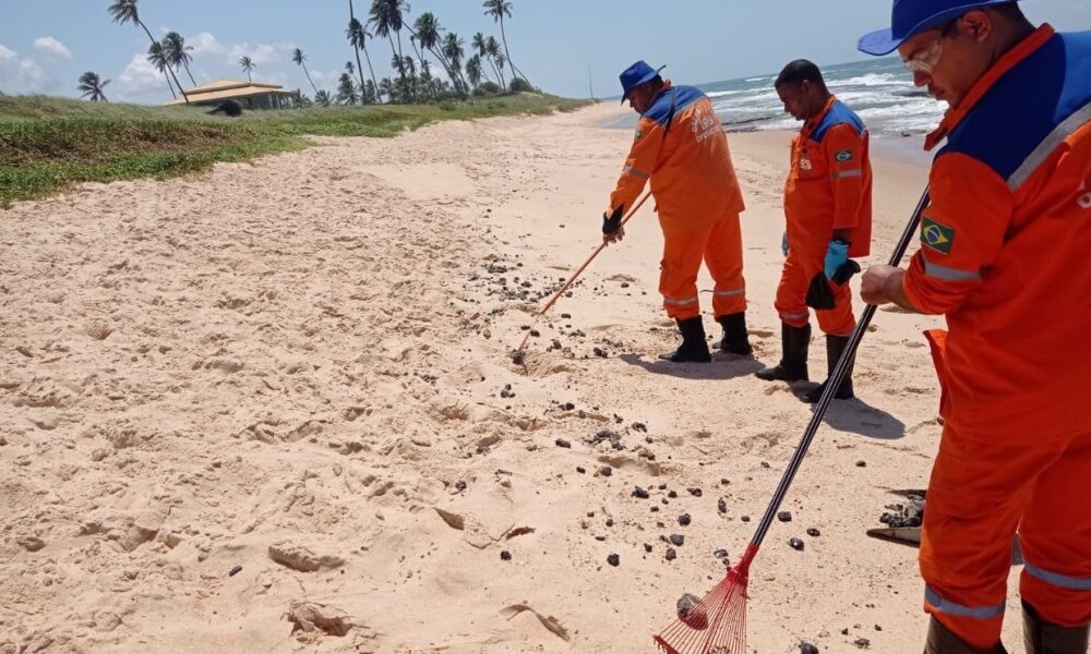 Novos resíduos de óleo são encontrados em quatro praias de Camaçari