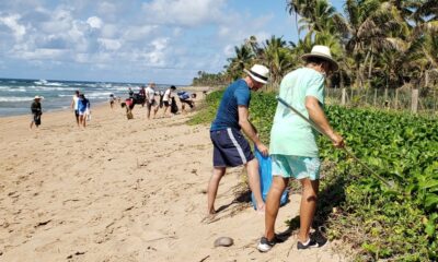 Moradores e voluntários realizam ação ecológica na praia de Busca Vida neste domingo