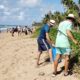 Moradores e voluntários realizam ação ecológica na praia de Busca Vida neste domingo