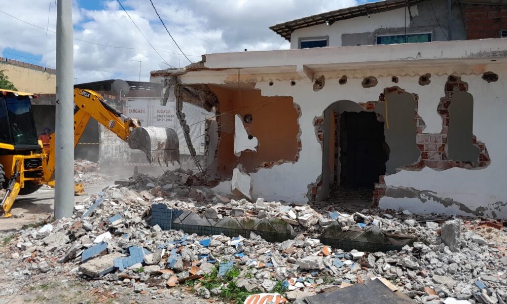 Mais 27 casas serão demolidas por ameaça de deslizamento de terra no Jardim Brasília