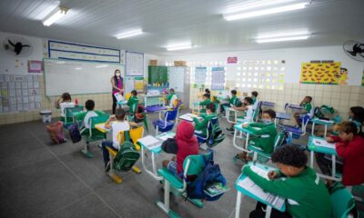 Prefeitura de Camaçari abre processo seletivo para professores com salário de R$ 3,2 mil