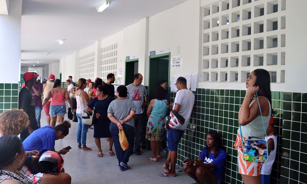 Calor, filas longas e aglomeração marcam a manhã dos eleitores na sede do município