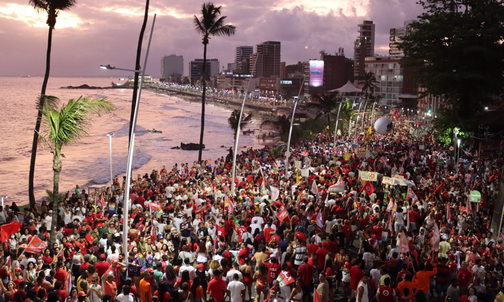 “Nessa caminhada vai ficar consagrada definitivamente a sua vitória do Governo do Estado”, certifica Lula ao lado de Jerônimo