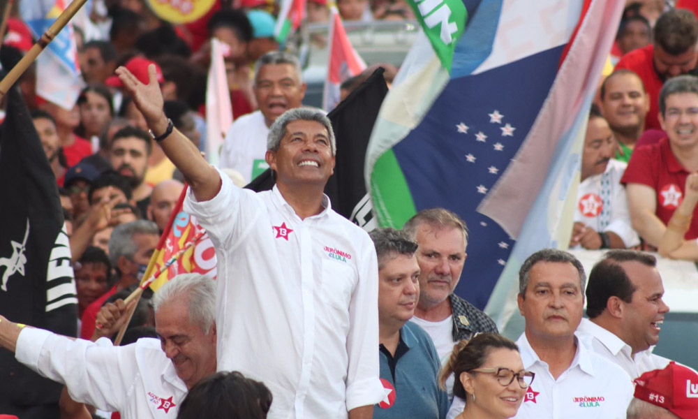 “Nessa caminhada vai ficar consagrada definitivamente a sua vitória do Governo do Estado”, certifica Lula ao lado de Jerônimo
