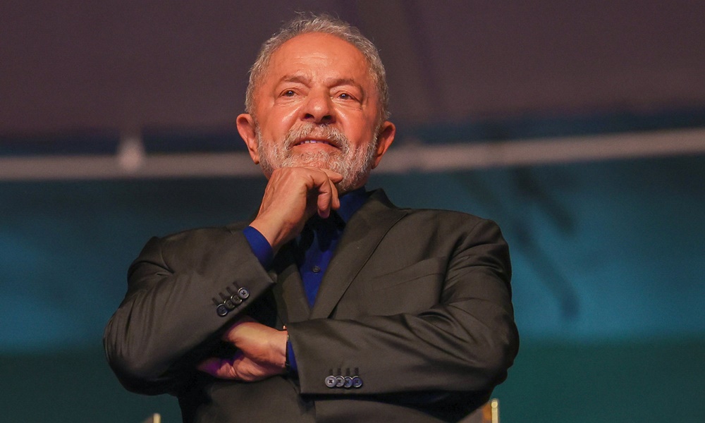 Lula recebe alta médica após internação para tratar lesão na laringe